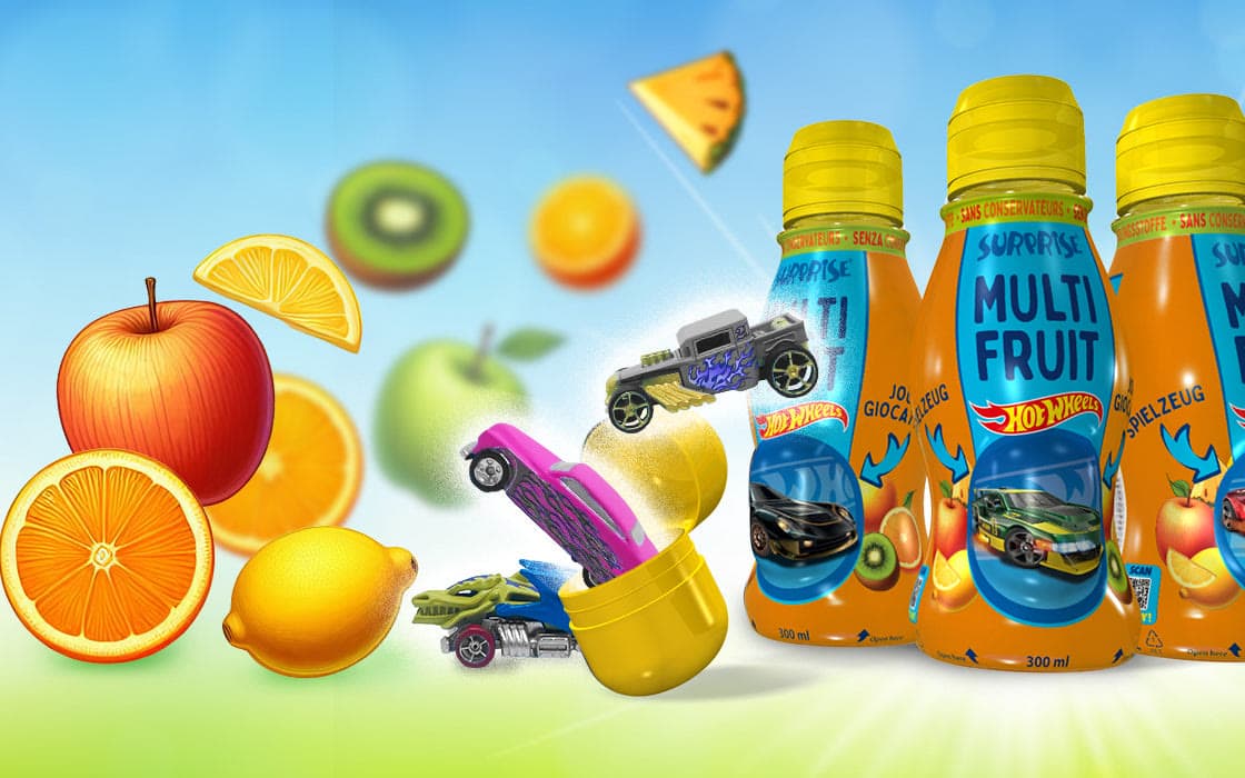 Surprise-Drinks-Flaschen mit Hot Wheels zwischen Obst, Spielzeugautos springen aus einer gelben Kapsel